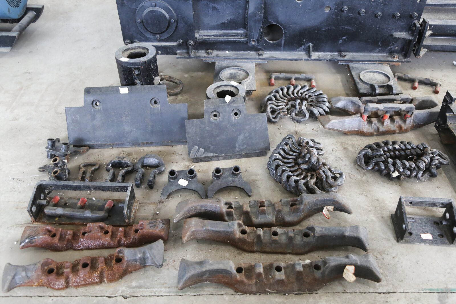 Scraper conveyor chains and wear components prepared for assembly